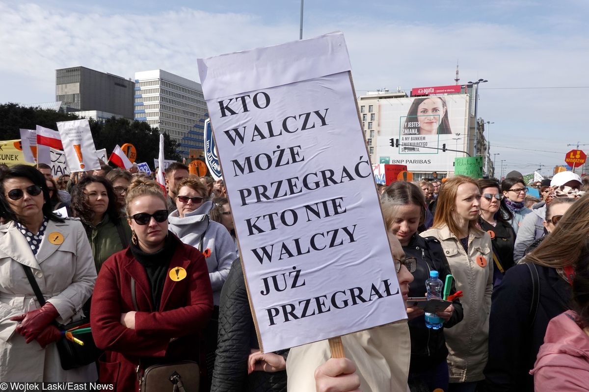 Nauczyciele czekają na rekompensaty. Za strajk potrącono im z pensji, zabrano dodatki. "Władze nie robią nic"