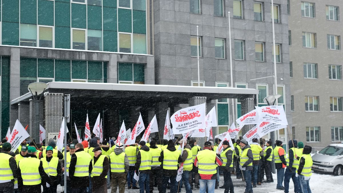 Związkowcy pikietują siedzibę JSW przed posiedzeniem rady nadzorczej spółki