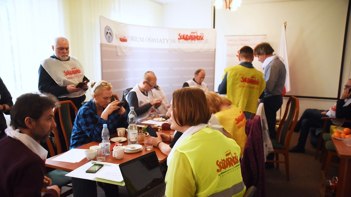 Pierwszy nauczyciel rozpoczął już w Krakowie głodówkę. To Piotr Pakosz (stoi, po lewej)
