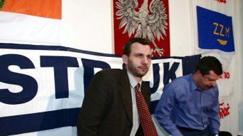 Przedstawiciele związków zawodowych kolejarzy Zenon Kozendra (po lewej) i Leszek Miętek