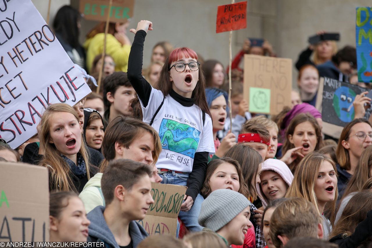 Młodzieżowy Strajk Klimatyczny. Młodzi powiedzieli dość i wyszli na ulice. Wyborcy PiS i PO ich popierają (Badanie)