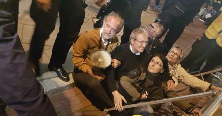 Marszałek nie przejmuje się protestami? Ludzie pikietują, a on w tym czasie zachwyca się sztuką