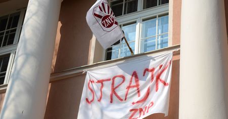 Strajk nauczycieli. Polacy nisko wyceniają pracę belfrów, bo sami mało dostają