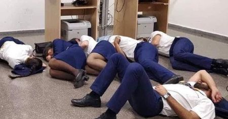 Ryanair zwalnia pracowników. Za spanie na podłodze