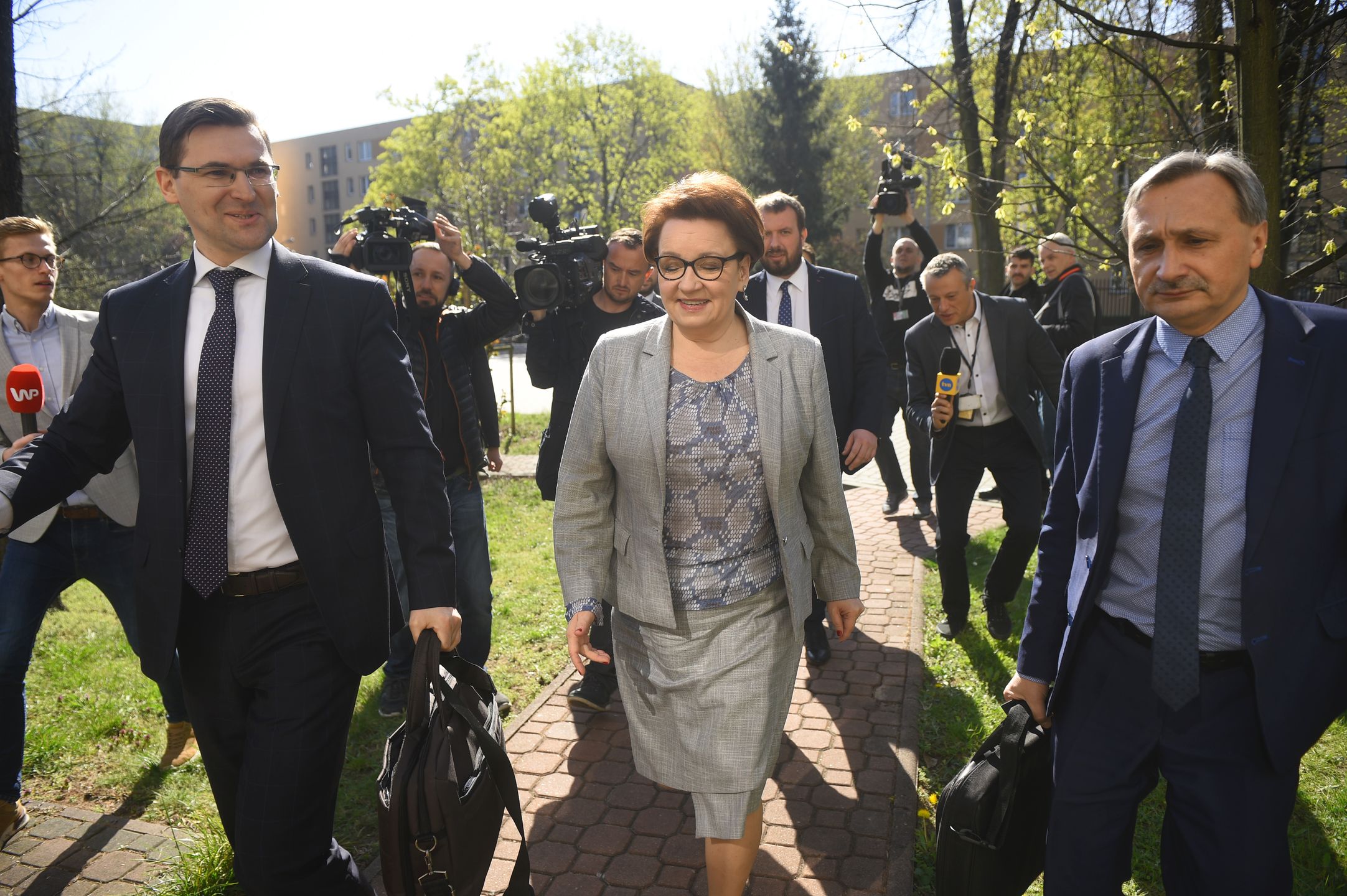 Minister Anna Zalewska w drodze na negocjacje z ZNP.