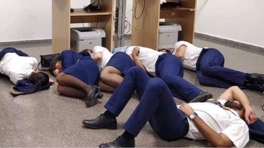 Ryanair zwalnia pracowników. Za spanie na podłodze