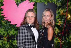 Agnieszka Woźniak-Starak na czarno, jej mąż w kratkę. Oryginalnie