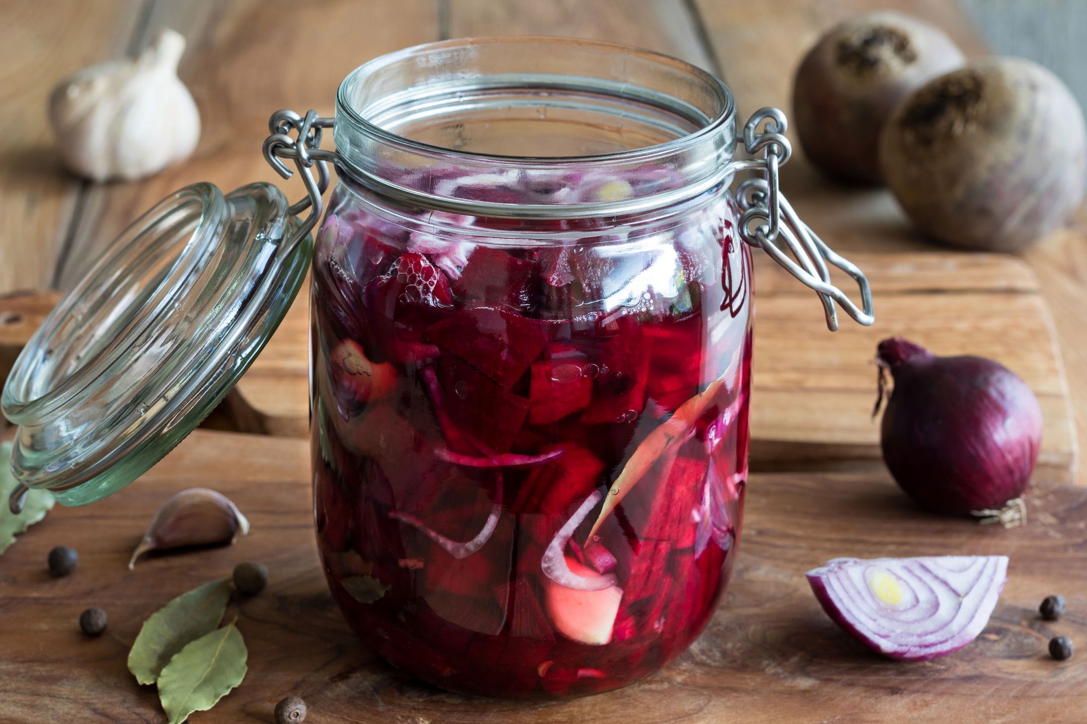 Preparation of fermented beets (beet kvass) in a glass jar 