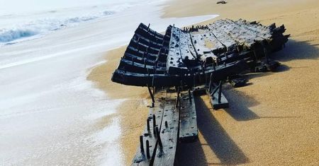Mama wybrała się z synem na spacer po plaży. Znaleźli 200-letni wrak statku