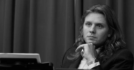 Piotr Woźniak-Starak. Grób producenta pod nadzorem sanepidu i inspektora nadzoru budowlanego