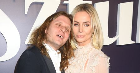 Zmęczony Piotr Woźniak-Starak na premierze filmu