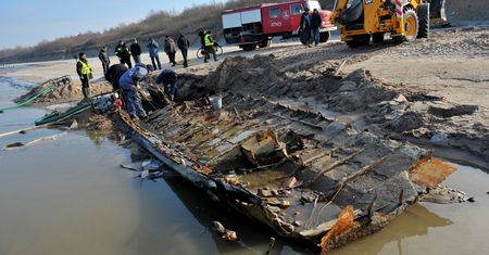 Plaża odsłoniła zardzewiały wrak. To może być poniemiecka jednostka
