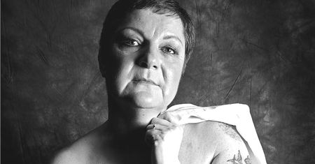 Sue przeszła mastektomię, radioterapię, chemioterapię. Dziś jej córka fotografuje kobiety z rakiem piersi