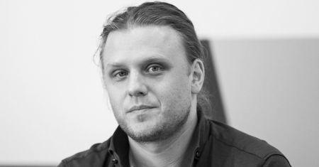 Piotr Woźniak-Starak i jego grób. Policja zdecydowała, co z miejscem pochówku