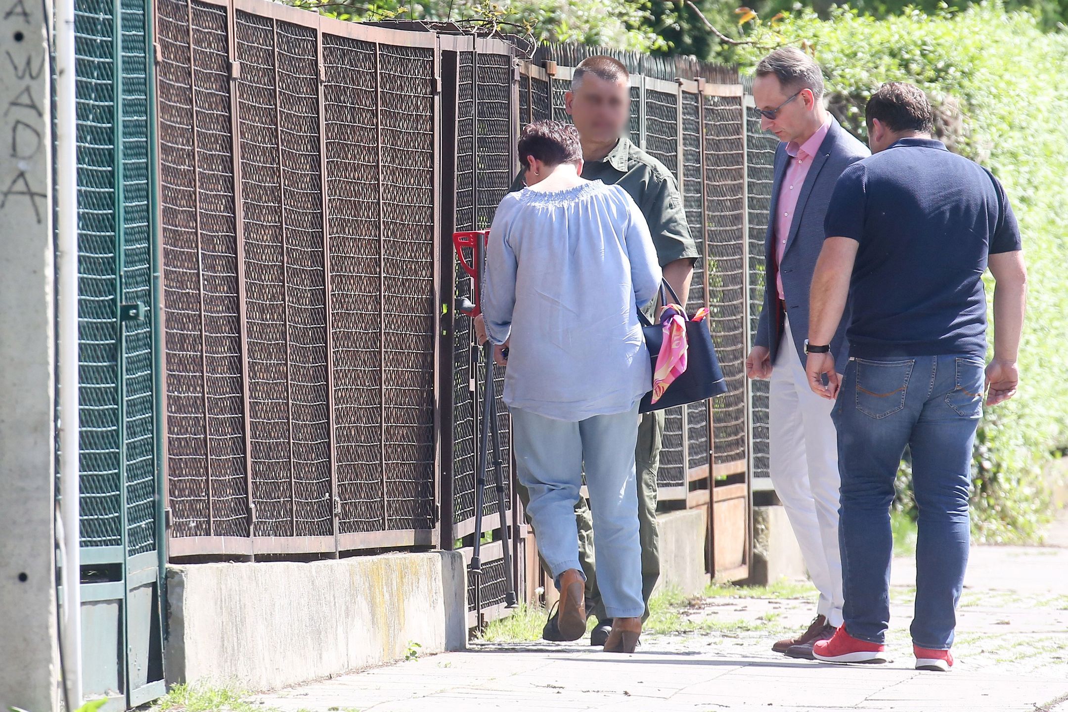 Gen. prof. Grzegorz Gielerak (w okularach) przywozi kule do domu Jarosława Kaczyńskiego
