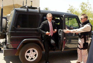 Blair z wizytą w Iraku - obce wojska pozostaną jeszcze 4 lata