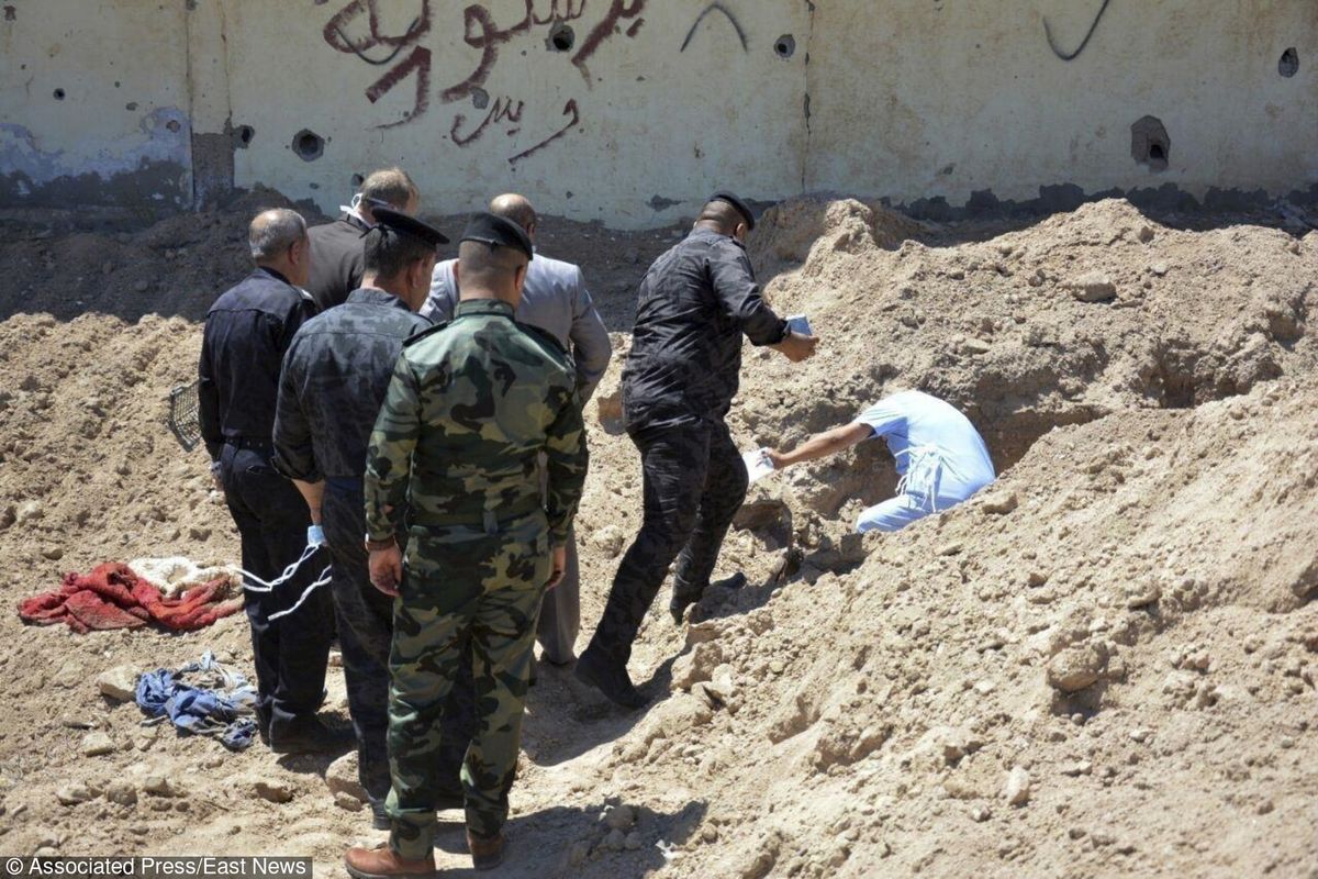 Irak: Odkryto groby ofiar terrorystów Państwa Islamskiego