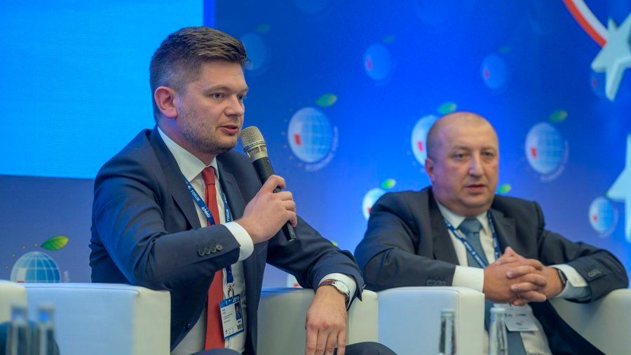 Adam Burak (z lewej) dołącza do zarządu Orlenu