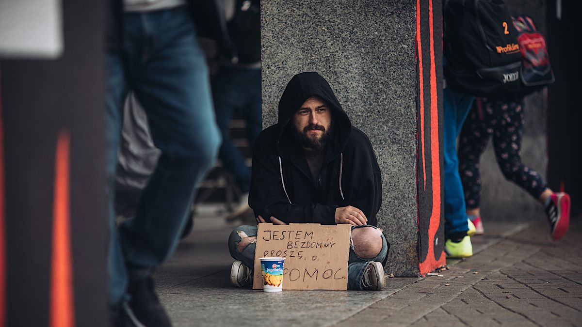 Prowokacja dziennikarska WP.PL pokazała, ile zarabia żebrak w Warszawie