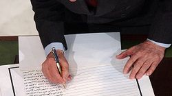 Członek irackiej Rady Zarządzającej, Adnan Paczaczi podpisuje nową tymczasową konstytucję Iraku