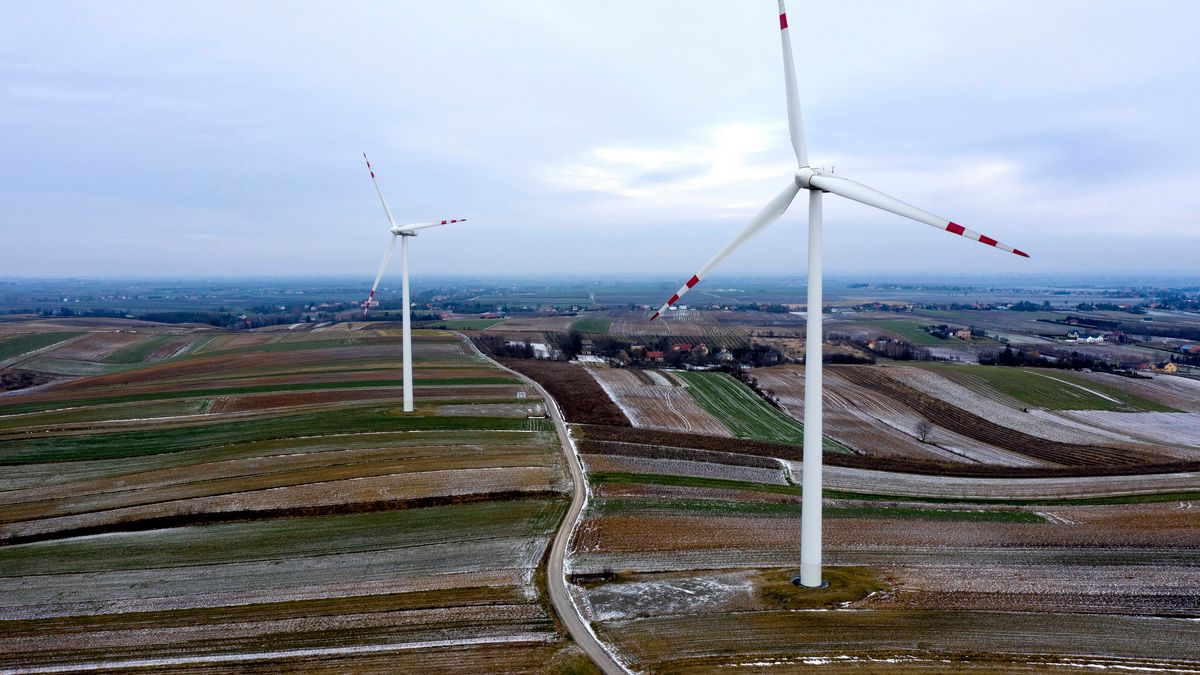 Szalejąca wichura poprawiła wydajność wiatraków.