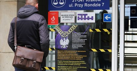 Sześciu z ośmiu członków sądu w Krakowie odchodzi. Stawili się za kolegą