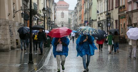 Intensywne opady deszczu w centrum i na południu Polski. IMGW ostrzega