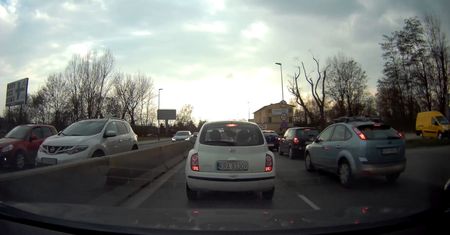Kraków: SUV bez tablic rejestracyjnych omija korek chodnikiem