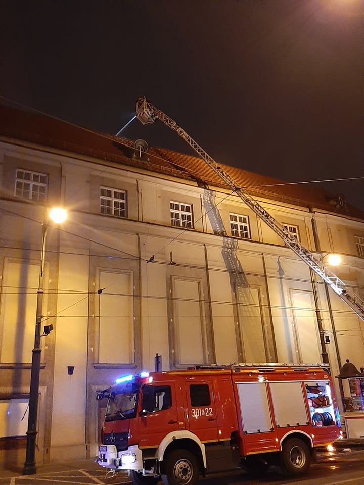 Kraków. Po godz. 17 na poddaszu Filharmonii Krakowskiej pojawił się ogień