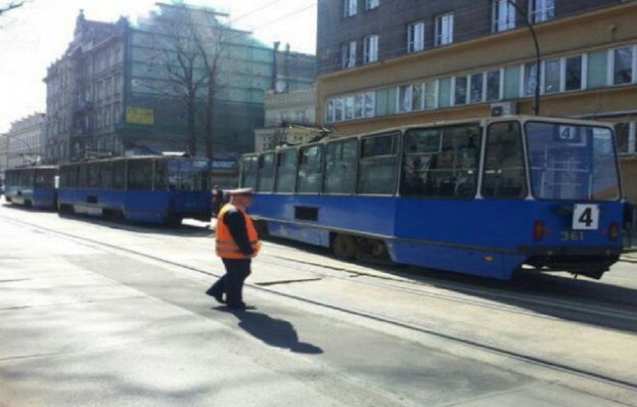 Jak dojechać na cmentarze we Wszystkich Świętych? Rozkład jazdy dla Krakowa