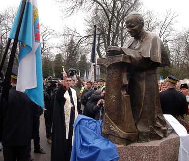 Pomnik papieża w Krakowie