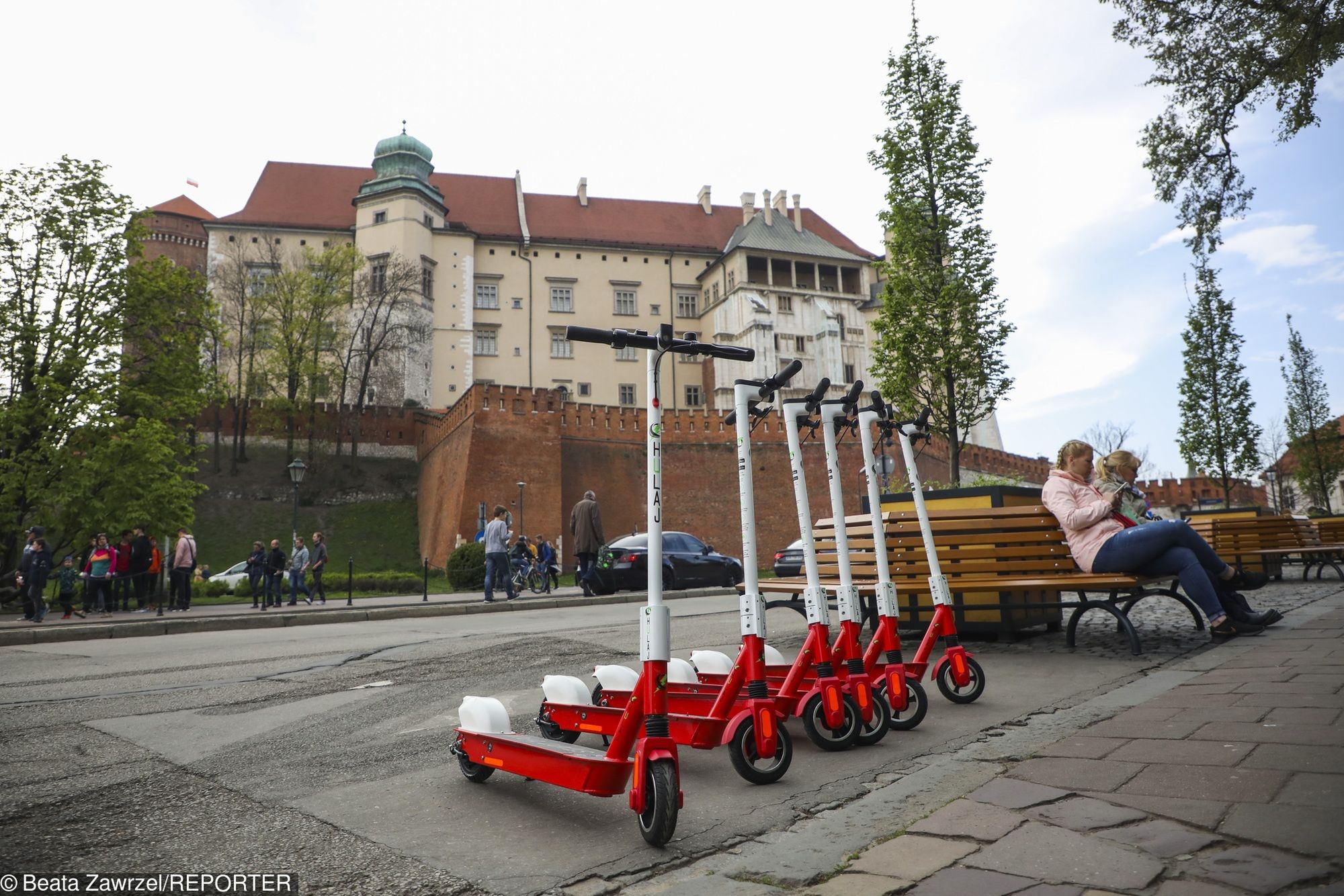 Kraków. Hulajnogi elektryczne pod Wawelem (zdj. arch.)