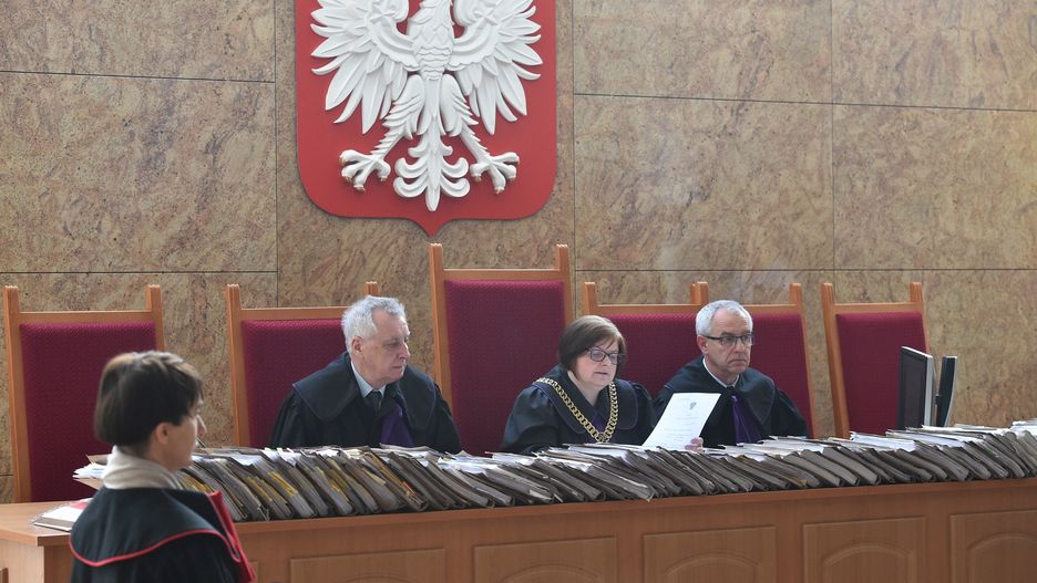 Sędzia odczytuje wyrok 6,5 roku pozbawienia wolności wobec Konrada M.