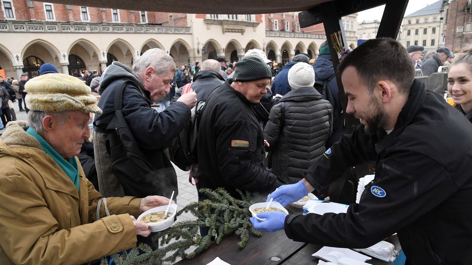 Wigilia dla bezdomnych i potrzebujących na Rynku Głównym w Krakowie