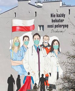 Warszawa. Na Tamce powstał mural dla lekarzy i pielęgniarek. "Nie każdy bohater nosi pelerynę"