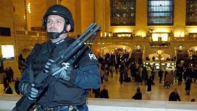 Nowojorski policjant na dworcu kolejowym