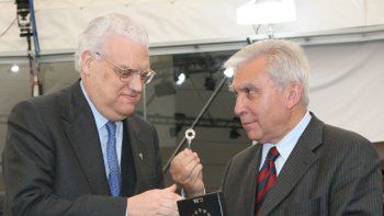 Adam Daniel Rotfeld wręcza deklarację Diogo Freitasowi do Amaral