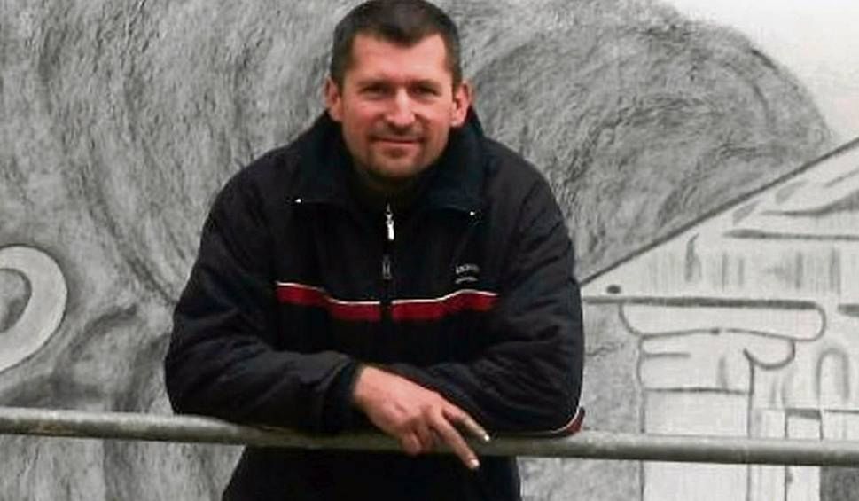 Sebastian Krawczak na tle swojego dzieła