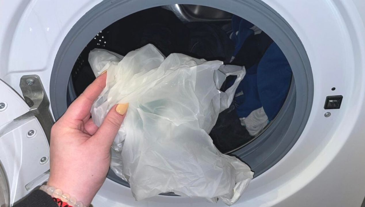 Razem z praniem włóż do pralki plastikową torbę. Oszczędzi Ci sporo pracy i wydatków na naprawy