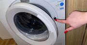 Przyjrzyj się drzwiom swojej pralki i znajdź taki haczyk. Dzięki niemu brzydki zapach zniknie