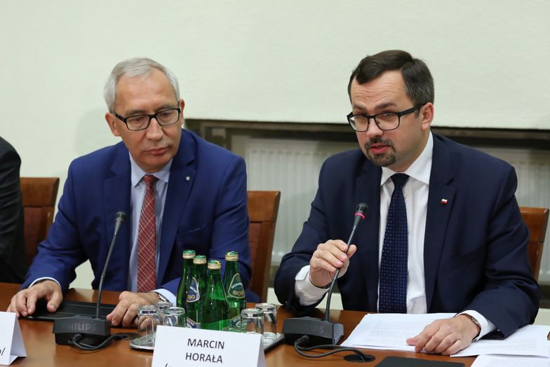 Marcin Horała (z prawej), przewodniczący komisji śledczej ds. VAT