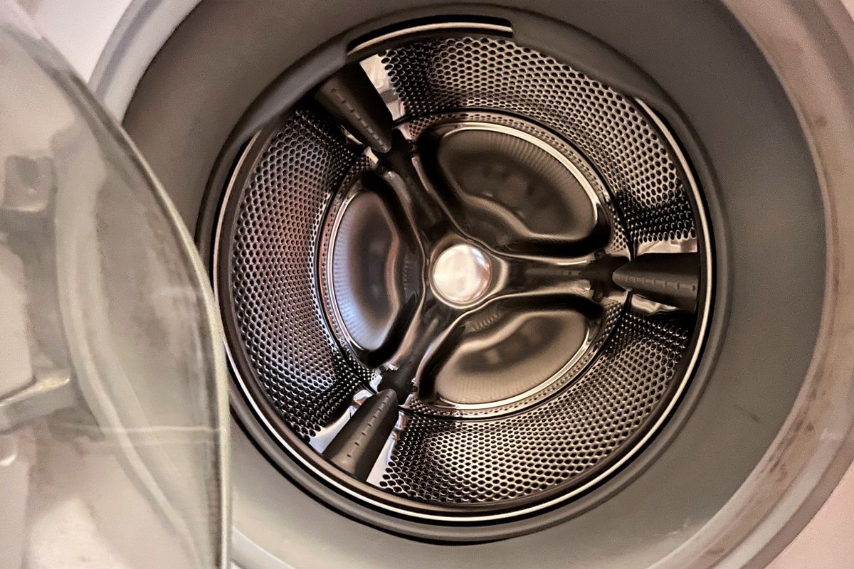 Mold developing in the washing machine can be removed with home remedies. Photo: Freepik