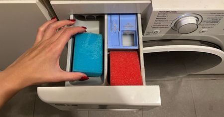 Zawsze wkładam gąbki do szuflady na detergenty i nie martwię się o sprzątanie