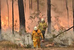 Dramatyczne nagranie z Australii. Dzień zmienia się w noc, strażacy uciekają