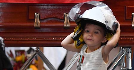 Australia. Córeczka pożegnała tatę strażaka. Widok rozdziera serce