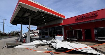 Cyklon Debbie zaatakował. Na ulicach Australii pojawiły się worki z piaskiem, surferzy i rekiny