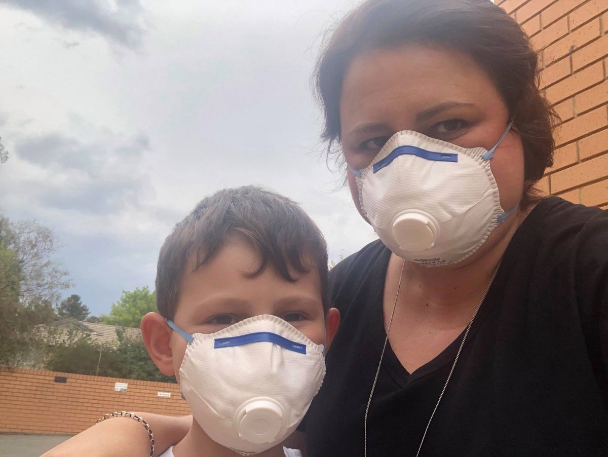 Mieszkańcy Australii z trudem łapią oddech. Wciąż dusi ich trujący dym. "Musimy nosić maski"