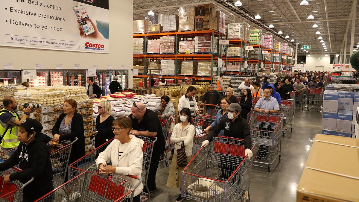 Kolejki w australijskich supermarketach wywołane pandemią koronawirusa.
