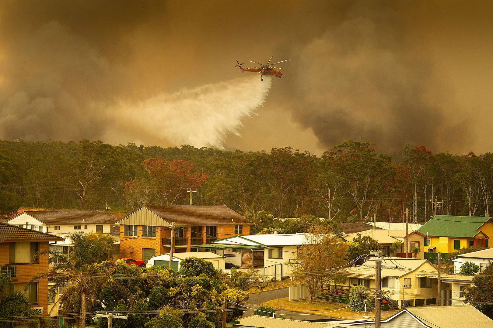 Australia. Helikopter gaśniczy walczy z pożarem w Nowej Południowej Walii.