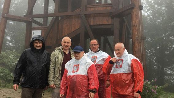 Do piątkowego wydania jednej z gazet codziennych dodawana będzie biało-czerwona peleryna.